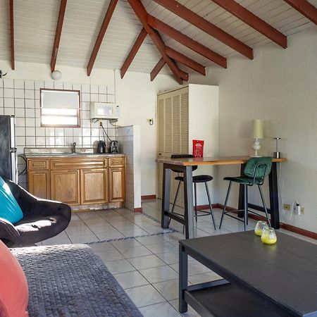 Talk Of The Town Inn & Suites - St Eustatius 오랑예스타트 외부 사진