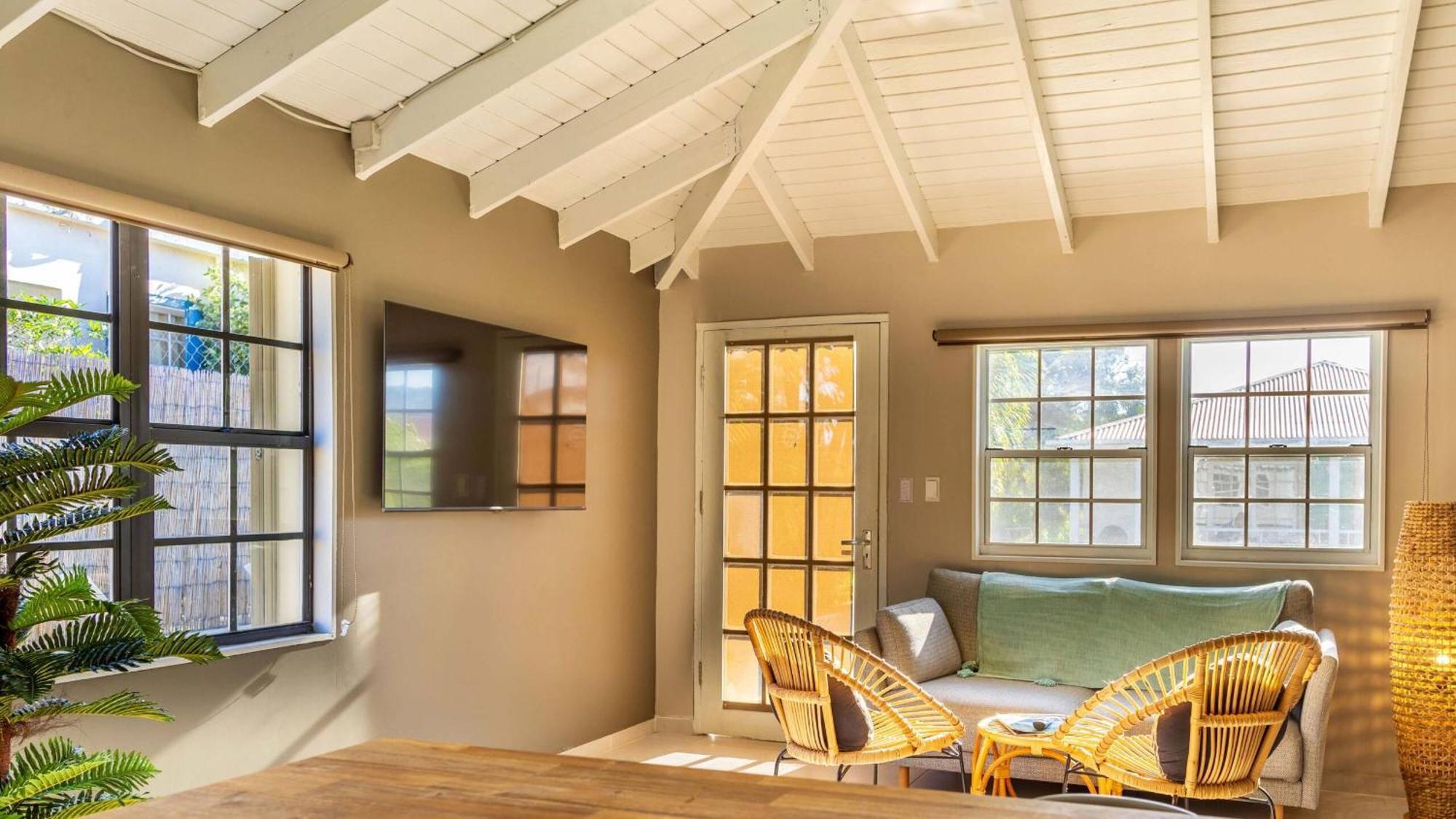 Talk Of The Town Inn & Suites - St Eustatius 오랑예스타트 외부 사진
